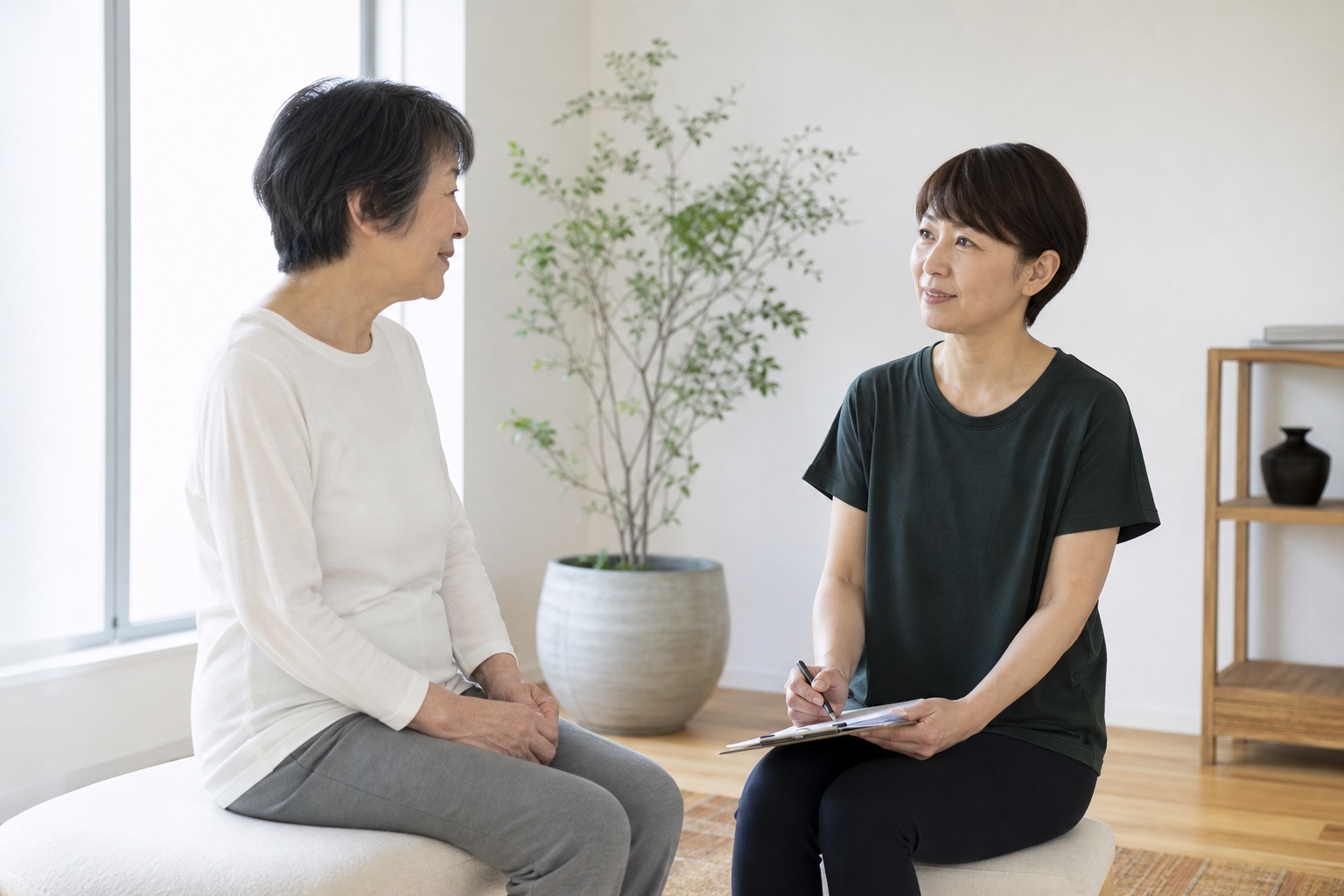 スタッフと利用者が向き合うパーソナルトレーニングの様子