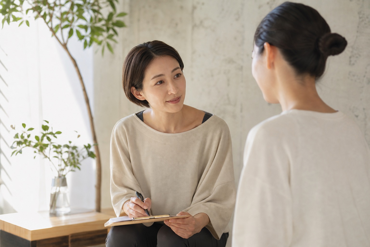 利用者に寄り添って話をうかがうスタッフ