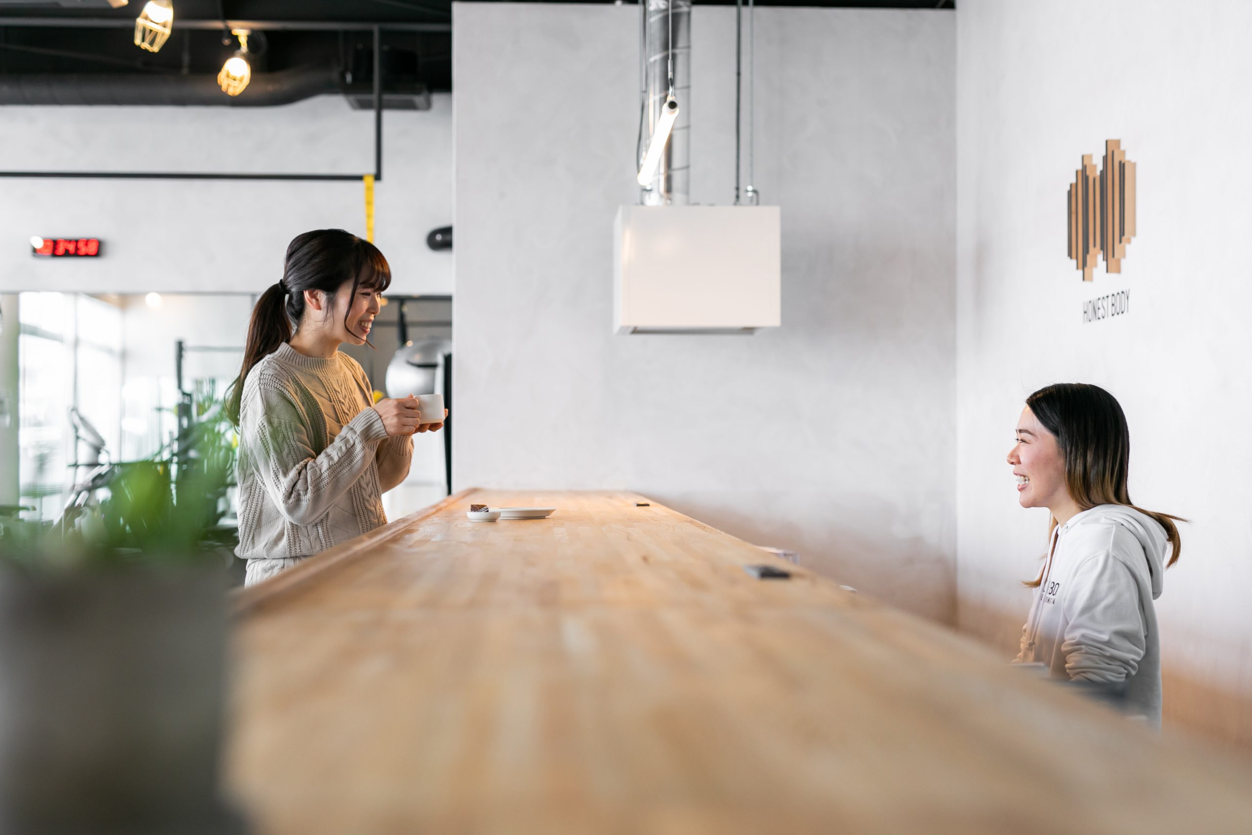 カウンターで会話するHONEST BODYの様子
