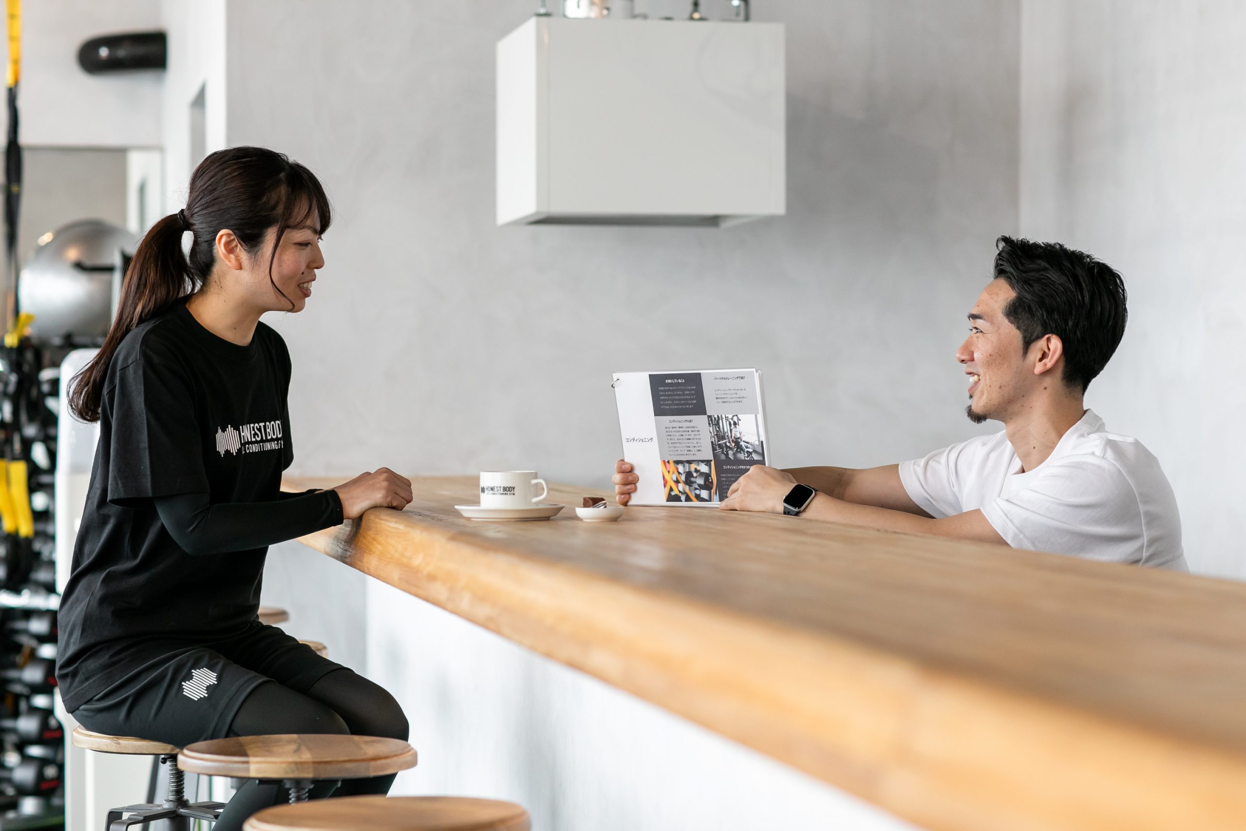 お客さまと話すHONEST BODYのスタッフ